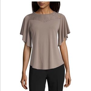 Women’s round neck short sleeve blouse